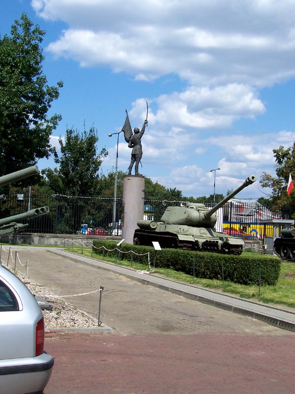 Перед главным входом в музей